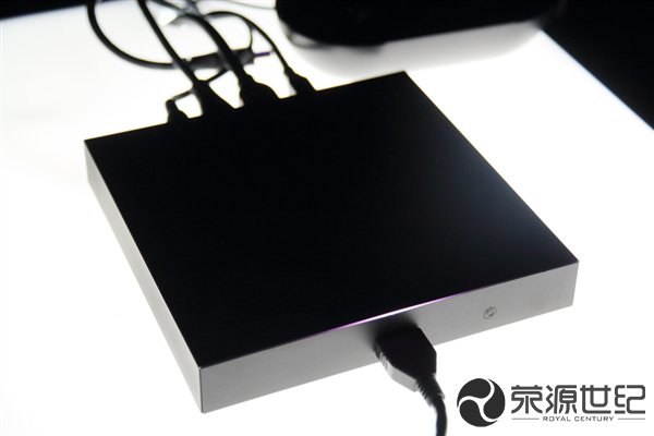 虛擬現(xiàn)實頭戴顯示器10