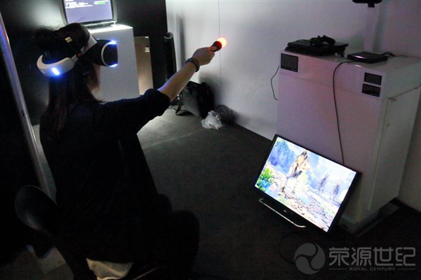 虛擬現(xiàn)實頭戴顯示器12